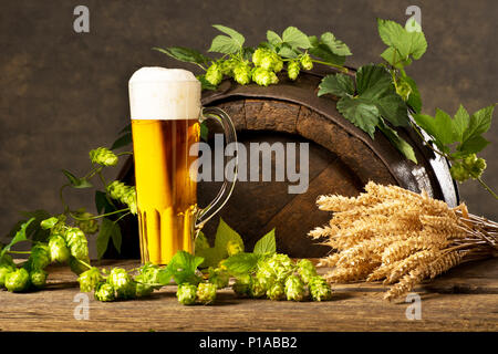 Natura morta con bicchiere da birra, Coni di luppolo e grano Foto Stock