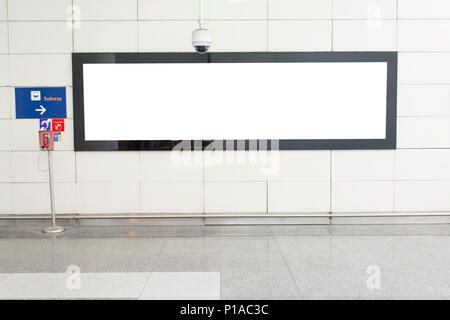Un unico grande orizzontale / orientamento orizzontale blank billboard in trasporto pubblico con sfocate sullo sfondo del passeggero Foto Stock