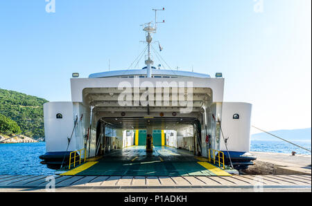 Vuoto Traghetto Jadrolinija in attesa per i turisti di vetture in porto. Barca di trasporto per il trasporto turistico di autovetture in Brestova sull isola di Cres, Croazia, Adriatico Foto Stock