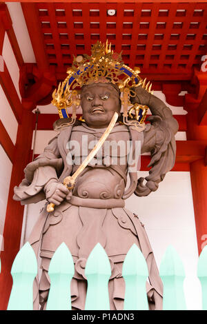 Uno dei quattro re custode statua sul Gate Chumon, Ingresso alla Dai Garan Tempio Kongobu-ji tempio complesso, Koyasan, Giappone Foto Stock