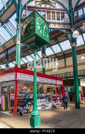 Yorkshire Inghilterra leeds yorkshire Inghilterra leeds kirkgate orologio mercato Marks & Spencer il mercato coperto kirkgate leeds city centre Leeds Regno unito Gb europa Foto Stock