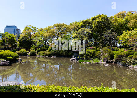 Giardino giapponese e uno stagno dentro i giardini del Castello di Osaka Foto Stock
