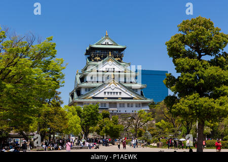 Il Castello di Osaka come visto da dentro le mura del castello. Foto Stock