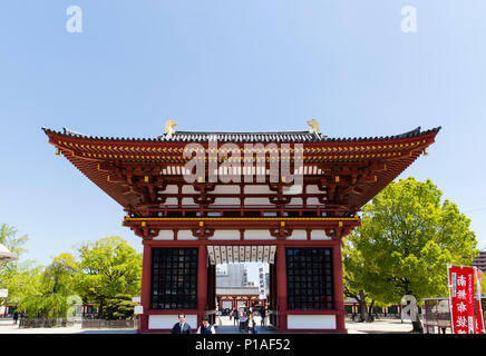 Il grande cancello ovest - Gokuraku-mon segnando l'ingresso al Tempio Shitennoji, Osaka, Giappone. Foto Stock