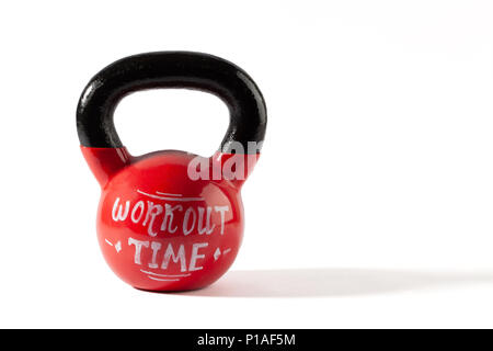 Bollitore rosso campana con tempo di allenamento lettering isolato su sfondo bianco con spazio di copia Foto Stock