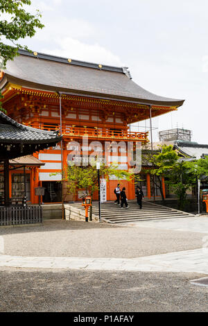 Cancello principale e ingresso al santuario Yasaka, Kyoto, Giappone Foto Stock