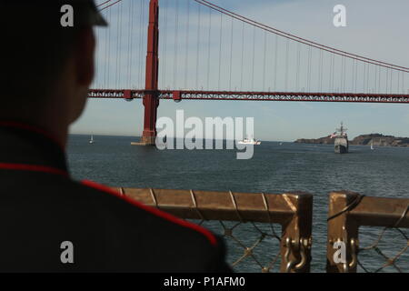 Un U.S. Marine manning le rotaie a bordo della USS San Diego (LPD 22) guarda il Golden Gate Bridge durante la sfilata delle navi a San Francisco la settimana della flotta, San Francisco, il 7 ottobre 2016. La parata è stata una dimostrazione della Marina Militare, Guardia costiera, e Royal Canadian navi della marina militare come passarono sotto il Golden Gate Bridge. San Francisco Settimana della flotta è un evento dove migliaia di Marines e marinai venuti per mostrare le funzionalità del Navy-Marine Corps team per i residenti locali e un opportunità per i membri del servizio per incontrare e ringraziare la comunità per il suo sostegno. (U.S. Marine Corps Foto di Lanc Foto Stock