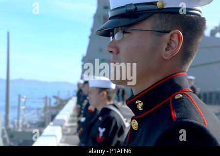 Stati Uniti Marines e marinai uomo le rotaie di USS San Diego (LPD 22) durante la sfilata delle navi a San Francisco la settimana della flotta, San Francisco, il 7 ottobre 2016. La parata è stata una dimostrazione della Marina Militare, Guardia costiera, e Royal Canadian navi della marina militare come passarono sotto il Golden Gate Bridge. San Francisco Settimana della flotta è un evento dove migliaia di Marines e marinai venuti per mostrare le funzionalità del Navy-Marine Corps team per i residenti locali e un opportunità per i membri del servizio per incontrare e ringraziare la comunità per il suo sostegno. (U.S. Marine Corps Photo by Lance Cpl. Giuseppe Sorci) Foto Stock