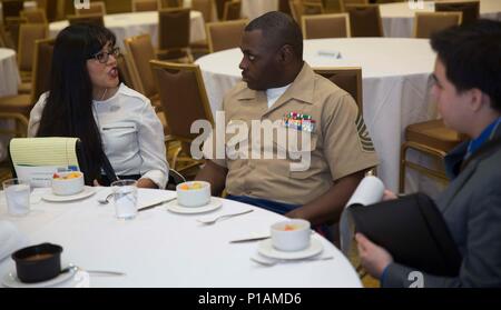 Master Sgt. Damian Cason, diversità capo per il Marine Corps il reclutamento di comando, discutendo Marine Corps opportunità con gli studenti al ispanica nazionale di Ingegneria Achievement Award dalla velocità di linea della conferenza Networking Colazione presso le grandi menti nel gambo HENAAC di Anaheim, California, il 7 ottobre 2016. Durante la conferenza Marines interagiscono con la collegiata-livello gli studenti provenienti da tutto il paese, tutti i quali hanno un eredità ispanica, e hanno dimostrato eccellenti qualità in materia di istruzione e di leadership. (U.S. Marine Corps Foto di Sgt. Taylor Morton/rilasciato) Foto Stock