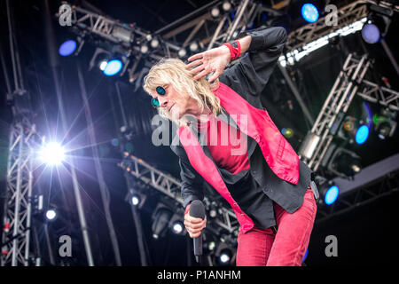 La Svezia Solvesborg - Giugno 09, 2017. La American hard rock band KIX effettua un concerto dal vivo durante la Presidenza svedese music festival Sweden Rock Festival 2017 in Blekinge. Qui la cantante Steve Whiteman è visto dal vivo sul palco. (Photo credit: Gonzales foto - Terje Dokken). Foto Stock