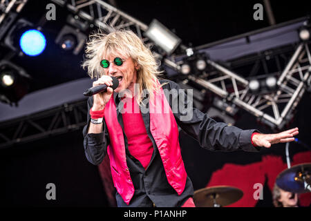 La Svezia Solvesborg - Giugno 09, 2017. La American hard rock band KIX effettua un concerto dal vivo durante la Presidenza svedese music festival Sweden Rock Festival 2017 in Blekinge. Qui la cantante Steve Whiteman è visto dal vivo sul palco. (Photo credit: Gonzales foto - Terje Dokken). Foto Stock