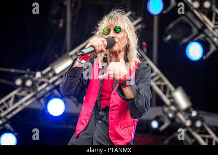 La Svezia Solvesborg - Giugno 09, 2017. La American hard rock band KIX effettua un concerto dal vivo durante la Presidenza svedese music festival Sweden Rock Festival 2017 in Blekinge. Qui la cantante Steve Whiteman è visto dal vivo sul palco. (Photo credit: Gonzales foto - Terje Dokken). Foto Stock