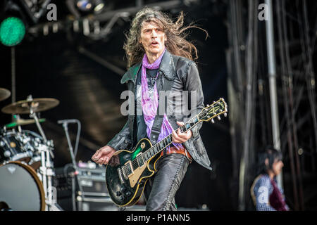 La Svezia Solvesborg - Giugno 09, 2017. La American hard rock band KIX effettua un concerto dal vivo durante la Presidenza svedese music festival Sweden Rock Festival 2017 in Blekinge. Qui il chitarrista Ronnie Younkins è visto dal vivo sul palco. (Photo credit: Gonzales foto - Terje Dokken). Foto Stock