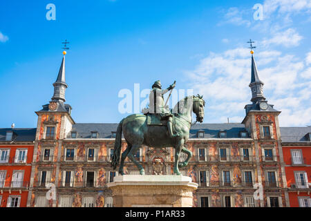 Madrid Plaza Mayor, vista della statua di Felipe III raffigurata contro la colorata Casa Panaderia nella storica Plaza Mayor di Madrid, Spagna. Foto Stock