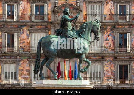 Madrid Plaza Mayor, vista della statua di Felipe III raffigurata contro il colorato affresco coperto Casa Panaderia nella Plaza Mayor di Madrid, Spagna. Foto Stock