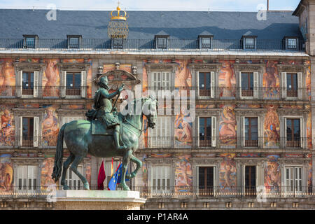 Plaza Mayor Madrid, vista della statua di Felipe III raffigurata contro il colorato affresco coperto Casa Panaderia nella Plaza Mayor di Madrid, Spagna. Foto Stock