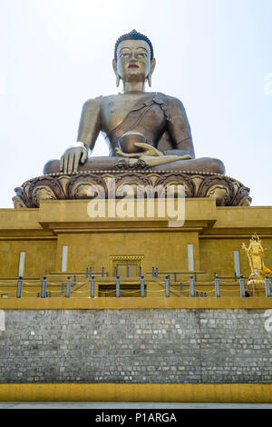 Bhuddha Dordenma, Thimphu Bhutan - Buddha Dordenma è ad altezza 51,5 metri ed è realizzato in bronzo e dorati in oro. Foto Stock