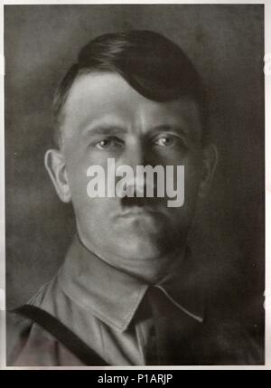 Germania - 1929: Studio ritratto di Adolf Hitler, leader della Germania nazista. Riproduzione di foto antiche. Foto Stock