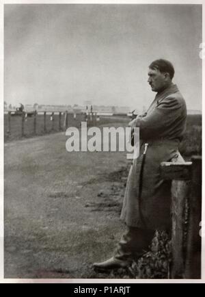 Germania - 1932: Foto di Adolf Hitler, leader della Germania nazista. Lonesome Hitler sulla strada. Riproduzione di foto antiche Foto Stock