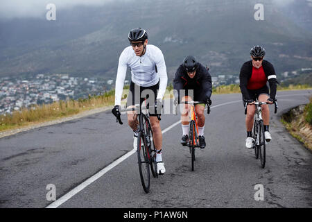 Dedicato ai ciclisti di sesso maschile ciclismo su strada in salita Foto Stock