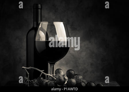 Red wine tasting - tono crema immagine di stile Foto Stock