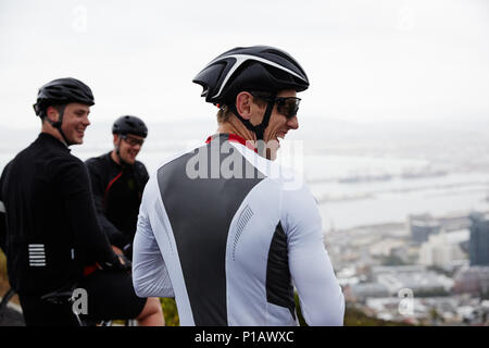 Sorridente ciclista maschio amici prendendo una pausa Foto Stock