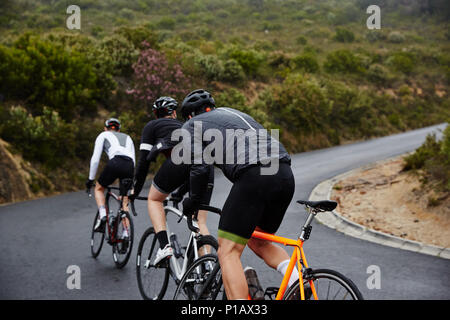 Maschio di ciclisti in salita per il ciclismo su strada Foto Stock