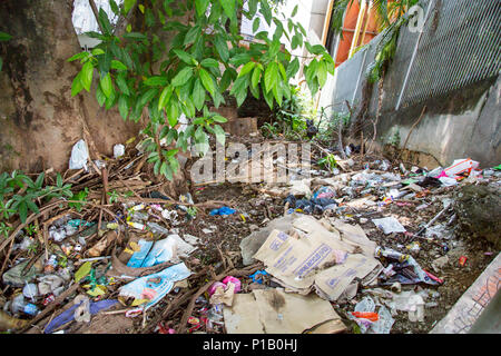 Kuala Lumpur/MALESIA - Novembre 29, 2014: Cestino siede oggetto di pratiche di dumping su una strada laterale a Kuala Lumpur Foto Stock