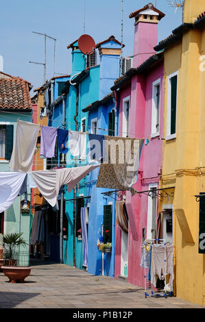 Gli edifici colorati a Burano Venezia Italia Foto Stock