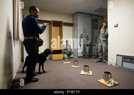 Ufficio di presidenza di alcool, tabacco, armi da fuoco ed esplosivi agente speciale Rennie Mora colloqui con gli avieri militari durante il cane da lavoro editoriale formazione 5 Ottobre a Hill Air Force Base. Avieri e loro K-9 omologhi, lungo con squadre di cani provenienti dai locali, statali e federali degli organi incaricati di applicare la legge, ha ricevuto gli esplosivi casalinghi formazione di rilevamento dal Bureau di alcool, tabacco, armi da fuoco ed esplosivi agenti 5-6 Ottobre. (U.S. Air Force foto di R. Nial Bradshaw) Foto Stock