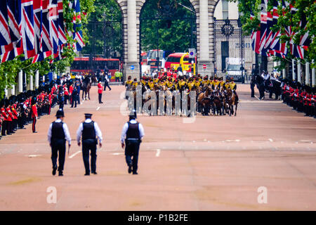 Il colonnello della revisione sabato 2 giugno 2018 tenutosi presso il centro commerciale Mall / Buckingham Palace di Londra. Nella foto: pattuglia di polizia il Mall come le truppe montate lasciare la parata a terra per tornare al palazzo. Foto di Julie Edwards. Foto Stock