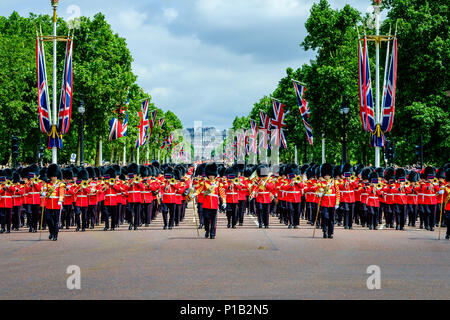 The Colonel's Review il sabato 2 giugno 2018 si è svolto presso il Mall / Buckingham Palace, Londra. Nella foto: Le bande massaggiate delle divisioni Household marciano lungo il Mall. Foto Stock