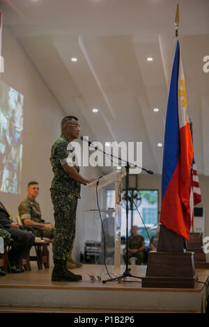 Philippine Marine Il Mag. Gen. Andre M. Costales Jr. parla durante il filippino Sbarco esercizio 33 (PHIBLEX) cerimonia di chiusura a caserma marini Rudiardo Brown, Taguig City, Filippine, 11 ott. 2016. PHIBLEX è un annuale U.S.-militari filippini esercizio bilaterale che combina capacità anfibie e live-formazione antincendio con umanitario assistenza civica gli sforzi volti a rafforzare l'interoperabilità e i rapporti di lavoro. Costales è il 29 Comandante del Philippine Marine Corps. (U.S. Marine Corps foto di Cpl. Steven Tran) Foto Stock