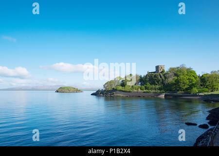 Castello sulla capezzagna scena costiere vicino a Oban, Argyll, Scozia Foto Stock