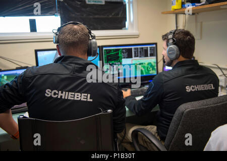 161012-N-JE250-036 BENBECULA, Regno Unito (ott. 12, 2016), pilota Christoph Gruber e Markus Klocker, una S-100 CamCopter operatore drone, monitorare il feedback a Benbecula Rangehead. Più di 40 partecipanti internazionali da altre marine, industria, università e laboratori di ricerca sono in Scozia di conduzione del primo-mai guerriero senza equipaggio, di ricerca e di esercizio progettata per testare e dimostrare la più recente di autonoma tecnologie navali e contemporaneamente il rafforzamento di interoperabilità internazionale. Il guerriero senza equipaggio è parte del giunto del guerriero, una unità semestrale Foto Stock