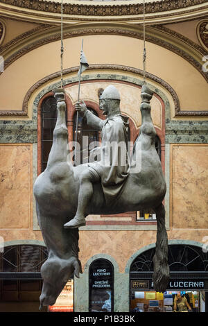 Praga. Repubblica ceca. Kun (cavallo), 1999, scultura del Re Venceslao dallo scultore David Černý appeso in 1920 Lucerna Palace shopping arcade. ( Foto Stock