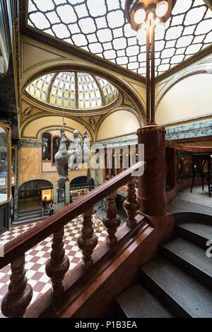 Praga. Repubblica ceca. Lucerna Palace shopping passaggio (Palác Lucerna) e la scultura di Re Venceslao (intitolato, Kun/Cavalli, 1999) di David Černý. Foto Stock