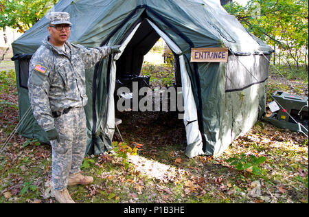 Spc. Lyndrath Martin, una specialista del settore sanitario con il decimo combattere la Brigata Aerea, dà un tour del medic tenda setup ha sede nei pressi di' tactical operations center a Fort Drum, NY, il 15 ottobre. Martin ha detto la tenda serve come un centro di formazione e sono in grado di gestire qualsiasi del mondo reale occorrenze medica, come malato al mattino, durante l annuale picco di montagna campo di esercizio. (U.S. Esercito foto di Spc. Thomas Scaggs) foto ritagliata, illuminazione e colori bilanciati in Photoshop 161015-A-TZ475-030 Foto Stock