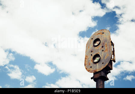 Vecchio treno arrugginito semaforo con sfondo cielo nella vecchia stazione di Zaranda, Spagna Foto Stock