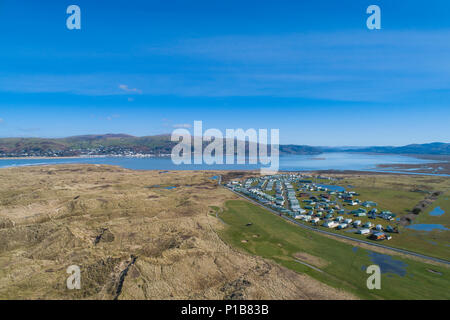 Fotografia aerea del Dyfi estuary , il Searivers caravan park e Ynyslas dune e riserva naturale, (gestito da risorse naturali del Galles) a nord del villaggio di Borth, sulla costa occidentale del Galles. [Fatte da un CAA licenza pilota drone] Foto Stock