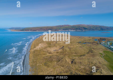 Fotografia aerea del Dyfi estuario e Ynyslas dune e riserva naturale, (gestito da risorse naturali del Galles) a nord del villaggio di Borth, sulla costa occidentale del Galles. [Fatte da un CAA licenza pilota drone] Foto Stock