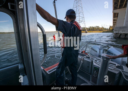 Marinaio Elia Squartsoff attende per collegare un towline ad una boa di sfollati ott. 10, 2016 nel cranio Creek, Carolina del Sud. Coast Guard equipaggi ha lavorato assiduamente per verificare e riparare il AIDS-per-la navigazione per riaprire la porta di Savannah, dopo l'uragano Matteo. Stati Uniti Stati Uniti Coast Guard foto di Sottufficiali di 2a classe di Christopher M. di imbardata/PADET Jacksonville D7 Affari esterni Foto Stock