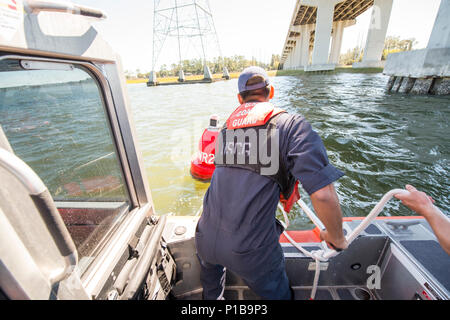 Marinaio Elia Squartsoff connette un towline ad una boa ott. 10, 2016 nel cranio Creek, Carolina del Sud. Coast Guard equipaggi ha lavorato assiduamente per verificare e riparare il AIDS-per-la navigazione per riaprire la porta di Savannah, dopo l'uragano Matteo. Stati Uniti Stati Uniti Coast Guard foto di Sottufficiali di 2a classe di Christopher M. di imbardata/PADET Jacksonville D7 Affari esterni Foto Stock