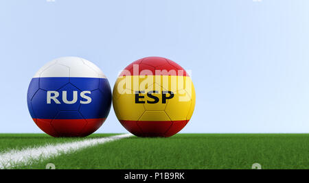 La Russia vs. Spagna Partita di calcio - palloni da calcio in russo e in Spagna i colori nazionali su un campo di calcio. Copia dello spazio sul lato destro - il rendering 3D Foto Stock