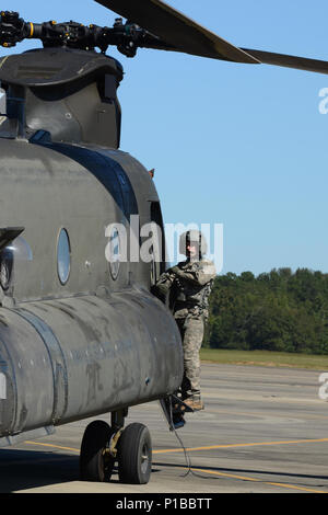 La Carolina del Sud la Guardia Nazionale di CH-47F Chinook, un pesante-lift elicottero configurato con una gamma estesa del sistema di alimentazione del carburante (ERFS), a cui si fa riferimento anche come 'vacca grassa", e il suo equipaggio assegnati a distacco 1, l'Azienda B, 2-238th supporto generale del battaglione di aviazione, 59th aviazione il comando delle truppe da Greenville S.C., le fasi della sua base di operazioni a sostegno dell'Uragano Matteo gli sforzi di recupero a McEntire comune di Guardia Nazionale Base, Eastover, S.C., Ottobre 10, 2016. Circa 2.000 Carolina del Sud la Guardia Nazionale di soldati e aviatori sono stati attivati a sostegno diretto di uragano Matthew effor risposta Foto Stock