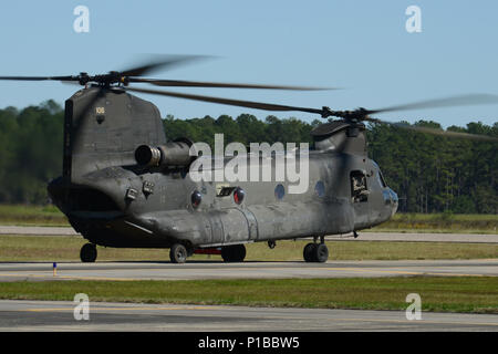 La Carolina del Sud la Guardia Nazionale di CH-47F Chinook, un pesante-lift elicottero configurato con una gamma estesa del sistema di alimentazione del carburante (ERFS), a cui si fa riferimento anche come 'vacca grassa", e il suo equipaggio assegnati a distacco 1, l'Azienda B, 2-238th supporto generale del battaglione di aviazione, 59th aviazione il comando delle truppe da Greenville S.C., le fasi della sua base di operazioni a sostegno dell'Uragano Matteo gli sforzi di recupero a McEntire comune di Guardia Nazionale Base, Eastover, S.C., Ottobre 10, 2016. Circa 2.000 Carolina del Sud la Guardia Nazionale di soldati e aviatori sono stati attivati a sostegno diretto di uragano Matthew effor risposta Foto Stock