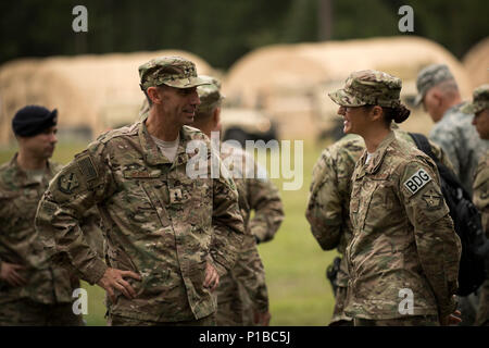 Stati Uniti Air Force Il Mag. Gen. Scott Zobrist, sinistra, 9 Air Force commander, e lo Staff Sgt. Leanne pettini, 824th Base Defense Squadron fire team leader, discutere le funzionalità di missione 6 ott. 2016, a Moody Air Force Base, Ga. La base 820th gruppo di difesa è composto da tre forze di sicurezza squadroni che mantengono combattere e specialità a base di standard di formazione e sono pronti a distribuire a tutti i tempi. Questo è stato Zobrist la sua prima visita ufficiale al 93Air Ground Operations Wing poiché prendendo il comando nel maggio 2016. Egli era accompagnato da Chief Master Sgt. Frank H. Batten III, 9 Air Force il comando supremo. (U.S. Aria Fo Foto Stock