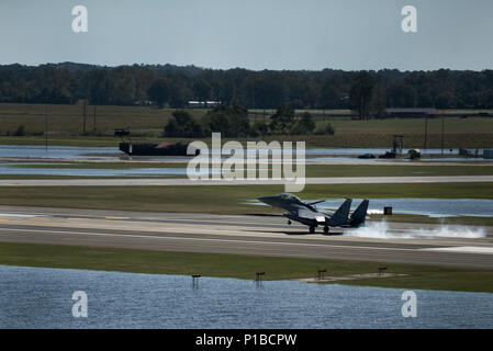 Un F-15E Strike Eagle dal 336a Fighter Squadron atterra sulla pista, 11 ott. 2016, presso Seymour Johnson Air Force Base in North Carolina. Più di 40 Strike Eagles sono stati riposizionati a Barksdale Air Force Base in Louisiana, precedendo di uragano Matteo per evitare potenziali danni da maltempo associato con la tempesta. (U.S. Air Force foto di Senior Airman Brittain Crolley) Foto Stock