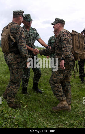 Stati Uniti Marine Lt. Col. Siebrand H. Niewenhous IV, comandante della lotta contro il battaglione della logistica 31, 31 Marine Expeditionary Unit, III Marine forza expeditionary, scuote le mani con il Mag. Gen. Andre Costales, comandante del Philippine Marine Corps, in cima ad un posto di osservazione prima dell'inizio di un combinato di bracci-live-fire esercizio (CALFEX) a Col. Ernesto Ravina Air Base, Filippine, 10 ottobre, 2016. Marines con il trentunesimo MEU si sono uniti a membri del Philippine Marine Corps a prendere parte in CALFEX, l'evento culminante di PHIBLEX 33. PHIBLEX è un annuale U.S.-militari filippini bilaterale di esercizio Foto Stock