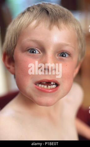 Ragazzo che riporti i suoi denti di buon umore Foto Stock